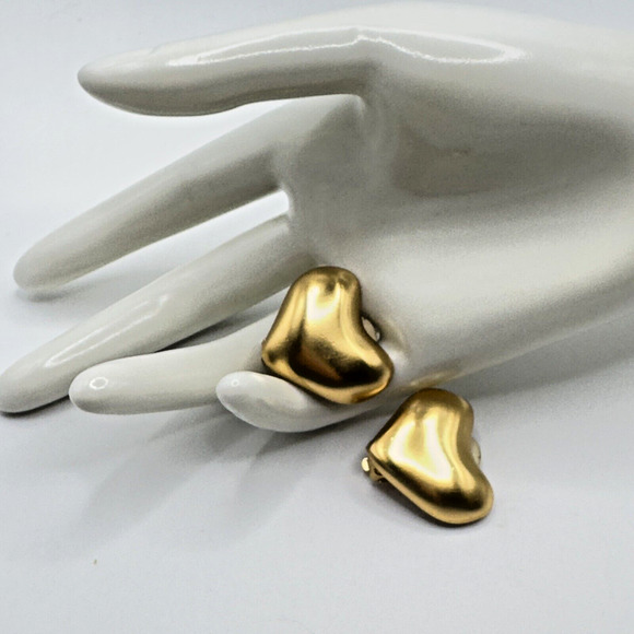 Vintage Brushed Gold Tone Abstract Puffy Hearts Clip On Earrings Modernist - Picture 1 of 6
